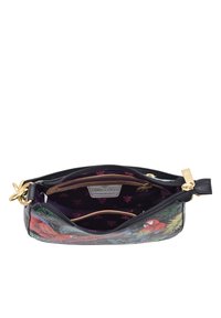 Zwarte leren handtas met kleurrijk ontwerp van tropische vogels, ritsluiting, gouden hardware en paarse bloemenvoering met interne vakken.