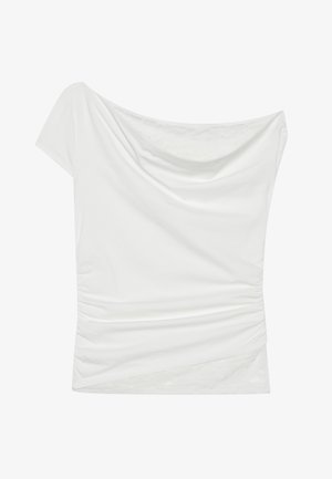 Biely top s odhalenými ramenami vyrobený z jemného materiálu, s volánovým výstrihom a zberaným detailom na boku, s texturovanou čipkovou akcentáciou na leme.