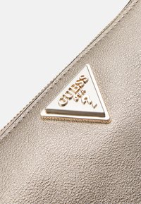 Guess LATONA MINI SET - Skuldertasker - pewter