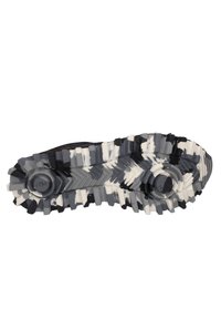 Guma podeszwy buta z teksturowanym wzorem. Kolory to czerń, szarość i biel. Posiada wielokierunkowe wypustki dla lepszej przyczepności.