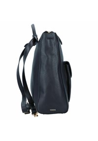 Marineblaue Lederhandtasche mit strukturiertem Finish, verstellbaren Riemen, einem Reißverschlussverschluss und einem Logo-Detail am Boden.