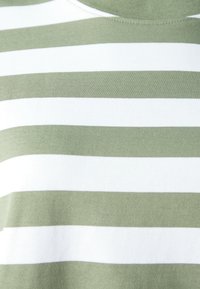 Selected Femme SLFESSENTIAL TEE - T-shirt med print - olivine/bright white