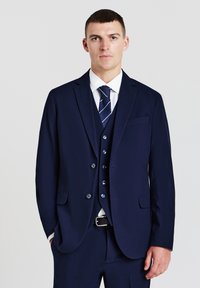 Marineblauer Anzug mit Blazer und Weste, ausgestattet mit abgesteppten Revers, drei Knöpfen und einem schlichten weißen Hemd mit gestreifter Krawatte.