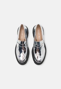 Chaussures métalliques argentées avec une finition brillante, semelle épaisse noire et un design à panneau avant surélevé. Convient pour diverses occasions.