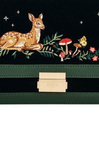 Broderad sammetspåse med ett rådjur, svampar och blommor, med gröna läderdetaljer och ett guldspänne märkt "FABLE ENGLAND".