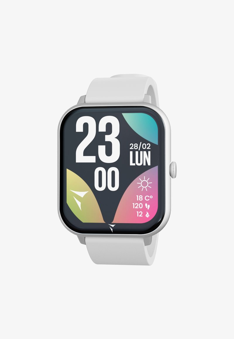 Smartwatch con cinturino bianco che mostra l'ora 23:00, la data 28/02 lunedì, il meteo 18°C, 120 passi e 12 calorie bruciate.