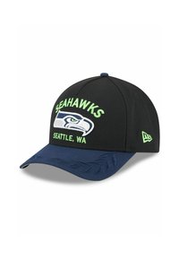 Schwarze Baseballkappe mit einem marineblauen Schirm, verziert mit grüner Stickerei des Aufschrift "SEAHAWKS" und einem stilisierten Vogel-Logo. Beinhaltet dekorative Stickereien am Schirm.