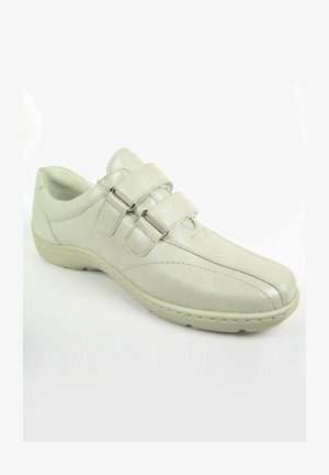 Lichtgrijze leren schoen met twee verstelbare klittenbandsluitingen, ronde neus, subtiele stiksels en een gevoerde zool.