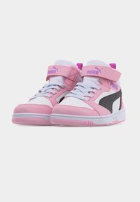 Παιδικά παπούτσια Puma μεσαίου ύψους σε ροζ, λευκό και μαύρο, με κορδόνια και λουράκια Velcro, τοποθετημένα δίπλα δίπλα σε λευκό φόντο.