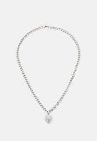 Collier en chaînes argentées avec un pendentif en forme de tête de lion, présentant des détails complexes, des accents scintillants et un design classique de maillons.