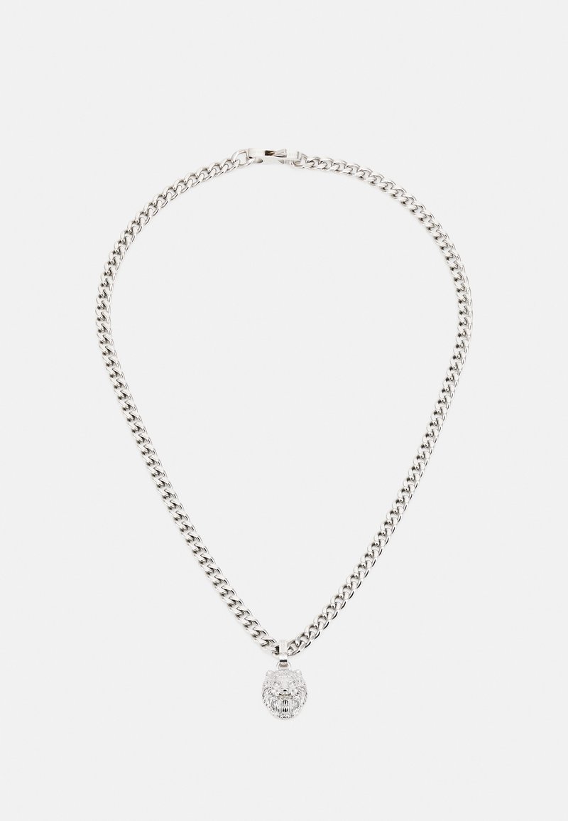 Collier en chaînes argentées avec un pendentif en forme de tête de lion, présentant des détails complexes, des accents scintillants et un design classique de maillons.