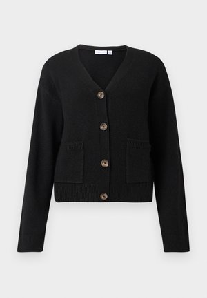 Cardigan nero realizzato in morbido tessuto a maglia, caratterizzato da un collo a V, cinque grandi bottoni marroni e due tasche frontali con bordo a coste.