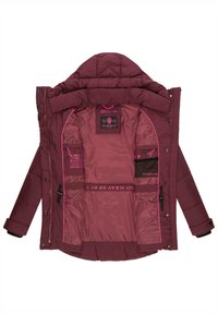 Bordeauxfärgad pufferjacka med rosa detaljer på insidan. Har flera fickor, en etikett med "MARIKOO" och ett quiltat mönster för isolering.