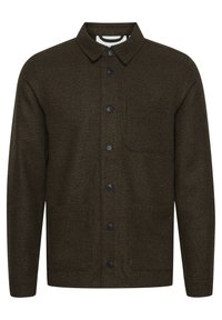 Chaqueta de color verde oscuro con un estampado, cuello con solapa, cierre frontal de botones y dos bolsillos laterales. Presenta botones negros y una tela texturizada.