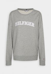 Grijze langemouwen crewneck sweatshirt met "HILFIGER" geborduurd in het wit op de borst en een klein logo op de linkermouwmanchet.