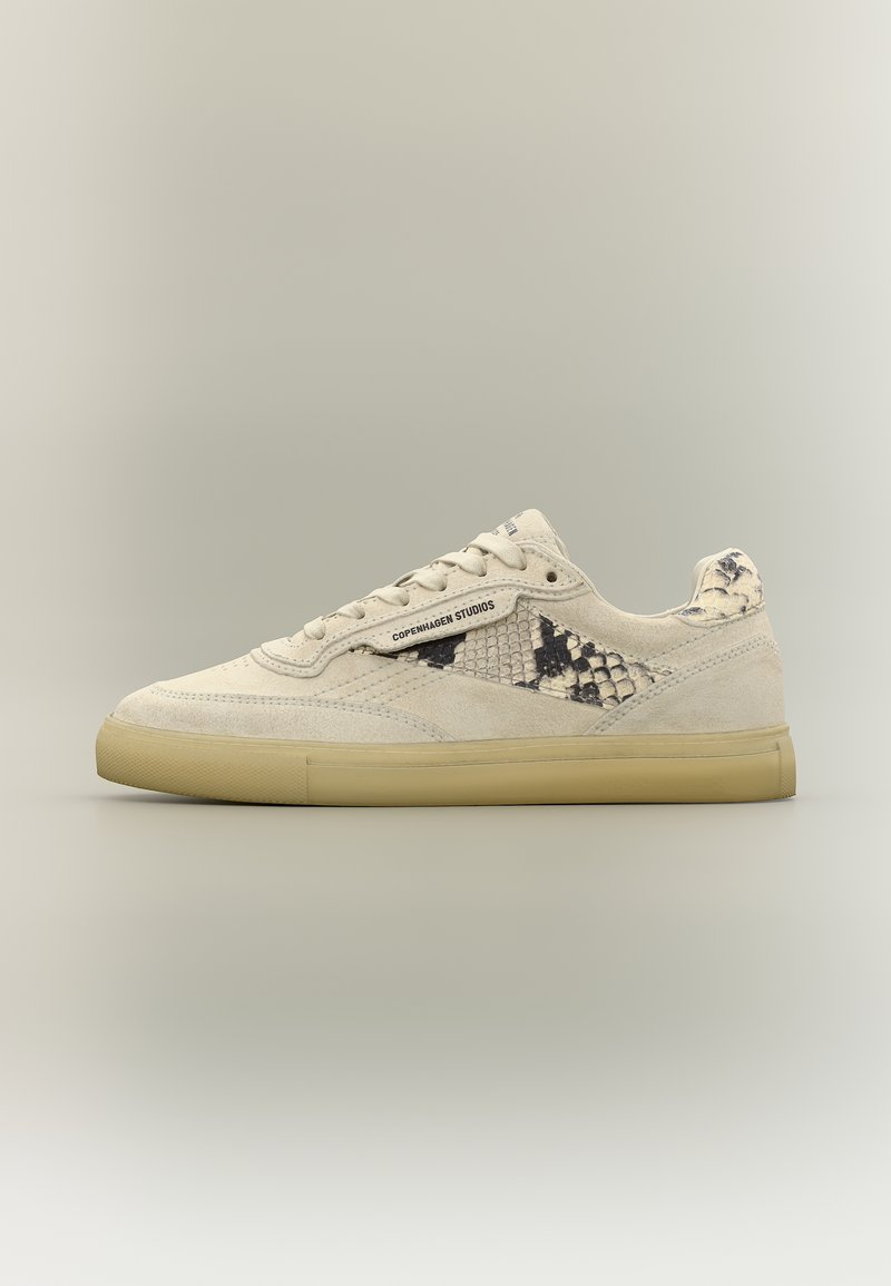 Μπεζ αθλητικό παπούτσι χαμηλού προφίλ με πάνελ σε σχέδιο φιδιού, υφή σουέντ, λαστιχένια σόλα και το λογότυπο "Copenhagen Studios" στο πλάι.