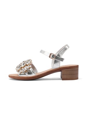Sandali con tacco metallici argento, dotati di un'accattivante accentuazione floreale in gemma decorativa, cinturino alla caviglia regolabile e un tacco a blocco in pelle marrone testurizzata.