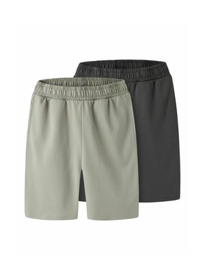 Deux paires de shorts à taille élastique, l'une gris clair à l'avant et l'autre gris foncé à l'arrière, toutes deux arrivant aux genoux avec des poches latérales.