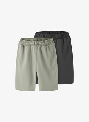 Zwei Paare elastischer Taillenshorts, eines hellgrau vorne und eines dunkelgrau dahinter, beide knielang mit Seitentaschen.