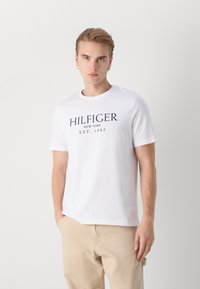 Tommy Hilfiger TEE - T-shirt con stampa - white