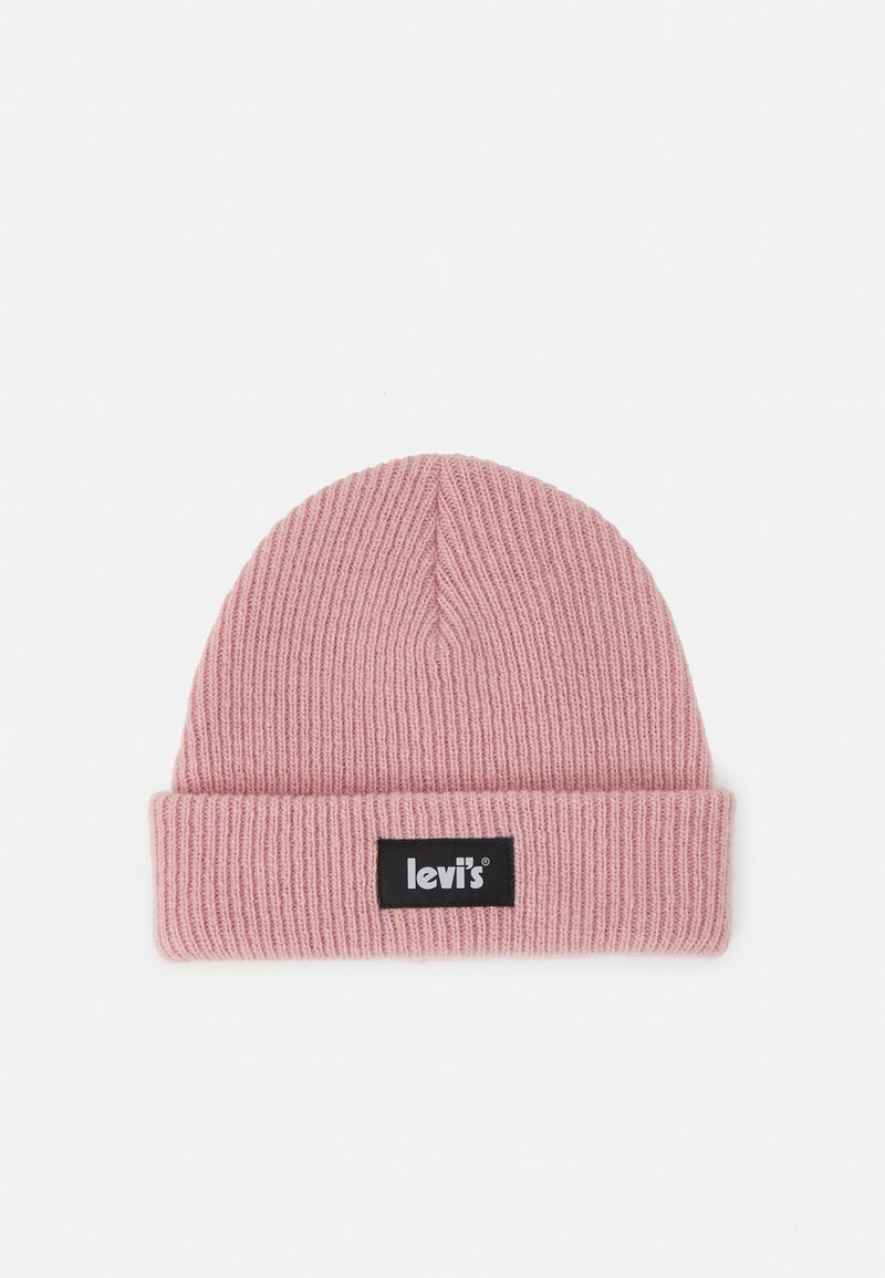 Bonnet en maille côtelée rose avec revers plié, orné d'un patch noir rectangulaire avec le logo Levi's centré sur le revers.