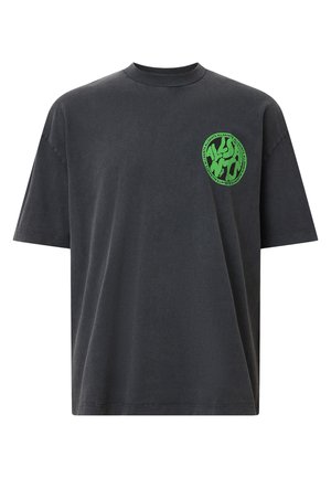 Graues Baumwoll-T-Shirt mit kurzen Ärmeln, Rundhalsausschnitt, mit einem runden grünen Logo auf der linken Brustseite. Glatte Textur.