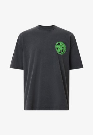 Graues Baumwoll-T-Shirt mit kurzen Ärmeln, Rundhalsausschnitt, mit einem runden grünen Logo auf der linken Brustseite. Glatte Textur.