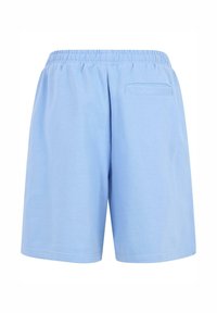Shorts en coton bleu clair avec une taille élastique et une seule poche arrière. Le tissu est lisse, et le design est simple et décontracté.