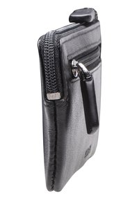 Portafoglio in pelle nera con chiusura a cerniera, caratterizzato da una texture liscia, forma rettangolare e un piccolo pull tab sulla cerniera.