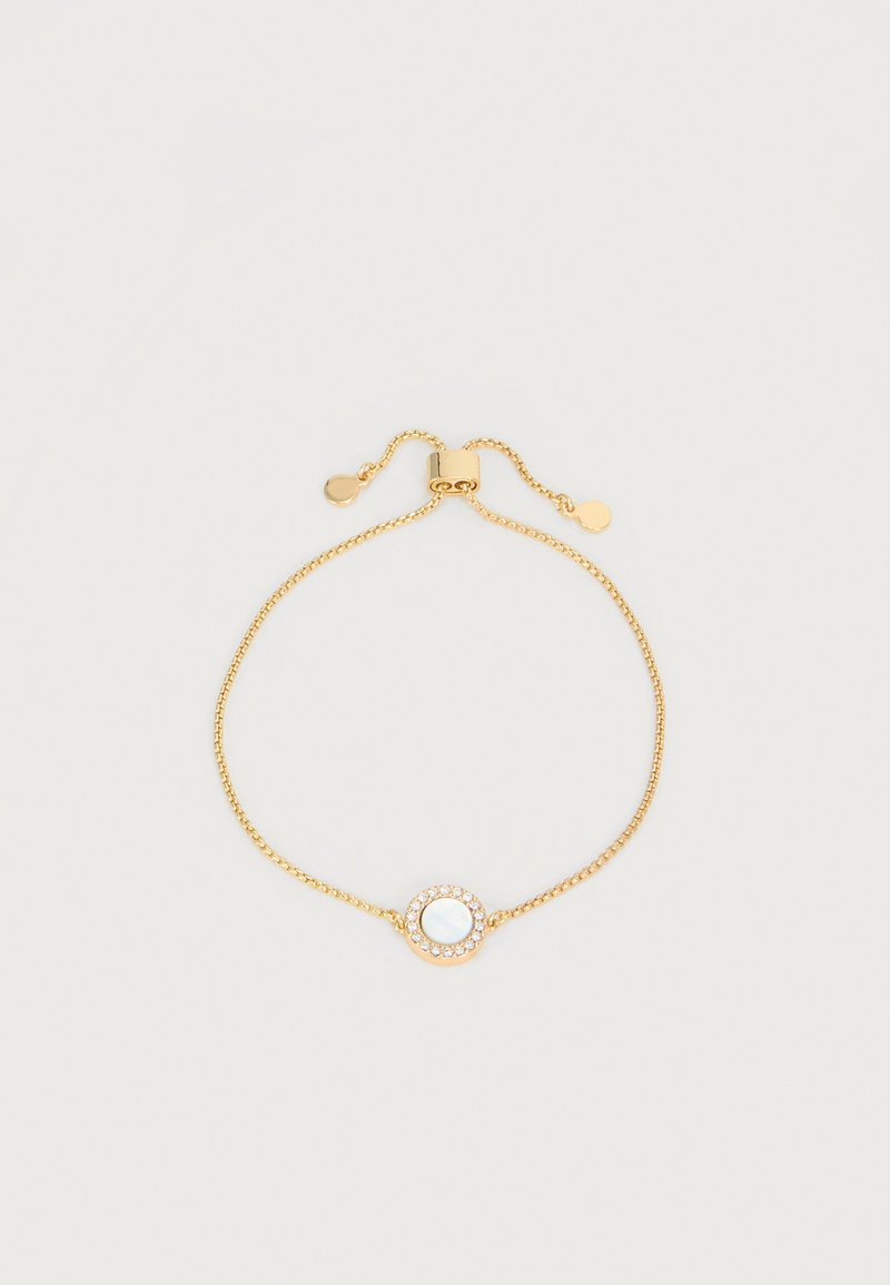 Χρυσό ρυθμιζόμενο βραχιόλι αλυσίδα με κυκλικό λευκό κεντρικό λίθο, περιβάλλεται από μικρούς διάφανους κρυστάλλους.