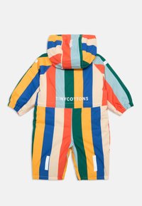 Bunt gestreifter Kinderoverall mit Kapuze, elastischen Bündchen und einem Logo auf dem Rücken; hergestellt aus einem glatten, leichten Stoff.