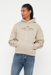 Felpa beige con tasca frontale, cappuccio e logo Viper. Presenta un tessuto testurizzato e grafiche delle fiamme in una tonalità più chiara sulle maniche.