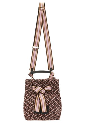 Sac seau à motifs marron avec une bandoulière réglable rayée rose, marron et blanche, et un nœud assorti à l'avant.
