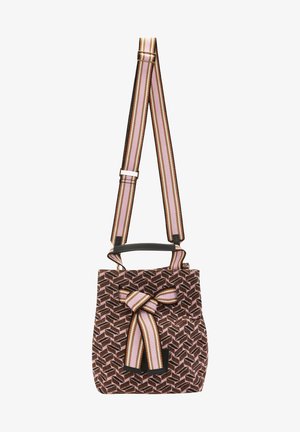 Sac seau à motifs marron avec une bandoulière réglable rayée rose, marron et blanche, et un nœud assorti à l'avant.