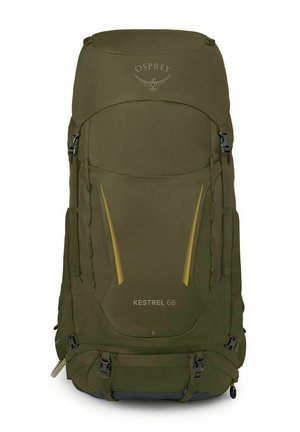 Olivengroene Osprey Kestrel 68 wandelrugzak met meerdere vakken, compressieriemen en gele accentlijnen.