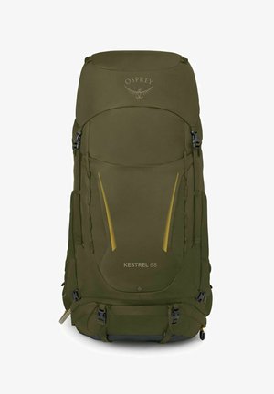 Mochila de senderismo Osprey Kestrel 68 de color verde oliva con múltiples compartimentos, correas de compresión y líneas de acento amarillas.