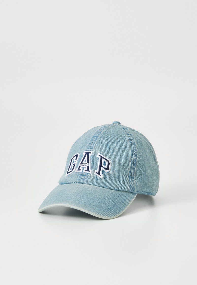 Denim-Basketballcap in Hellblau, mit gesticktem "GAP"-Logo in Marineblau. Mit gebogenem Schild und Sechs-Panel-Design sowie Nahtdetails.