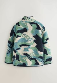 Fleecová bunda v maskovacím vzoru s odstíny modré, zelené a námořnické modré. Vysoký límec a měkká textura s viditelnými detailem výšivky.