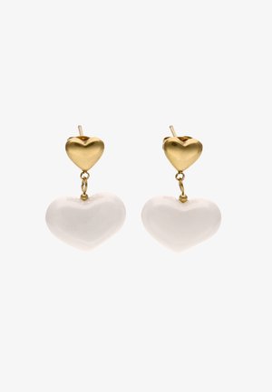 Cercei drop în formă de inimă, albi și aurii, cu inimioare mici aurii conectate la inimioare albe mai mari prin inele mici.