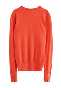 Rød strikket sweater med rund halsudskæring, lange ærmer, ribbede manchetter og tre dekorative knapper på hver manchette.