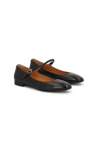 Bailarinas de cuero negro con punta afilada, diseño minimalista y una correa ajustable en el empeine. Textura suave y tacón bajo.