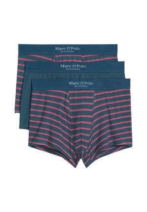 Drei zusammengefaltete Herrenboxershorts mit blauen und pinken Streifen, mit einem einfarbigen blauen Bund, der mit "Marc O'Polo" beschriftet ist.
