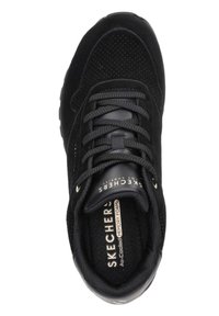 Czarne buty sportowe z teksturowanym cholewką, okrągłym noskiem i sznurowanym zapięciem. Posiadają wkładkę z pianki pamięciowej oraz subtelne detale markowe.