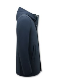 Marineblauwe regenjas met capuchon, gemaakt van waterdichte stof. Heeft een opstaande kraag, drukknopen en zijkantenzakken. Glad oppervlak.