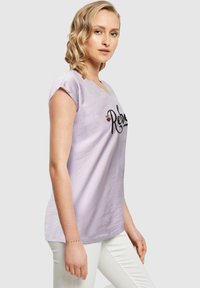 Merchcode FRIDA KAHLO REBEL ONE EXTENDED SHOULDER TEE - T-shirts med print - lilac