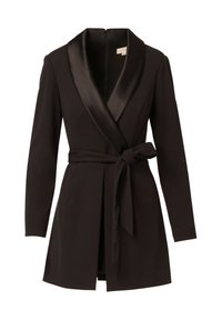 Blazer noir à manches longues en tissu satiné, avec revers en satin et ceinture à nouer à la taille. Il dispose d'une fermeture éclair dans le dos.