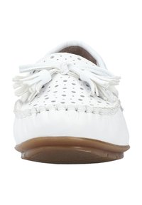 Chaussure en cuir blanc de style mocassin avec un dessus perforé, des glands décoratifs et une semelle en caoutchouc brun flexible. Présente des coutures contrastées.