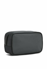 Borsa da toeletta rettangolare grigia realizzata in tessuto liscio con una cerniera nera, caratterizzata da bordi arrotondati e design minimalista.