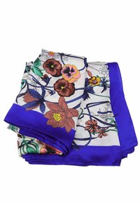 Sciarpa di seta con motivo floreale multicolore e un bordo blu vivace. Presenta illustrazioni dettagliate di fiori e foglie.