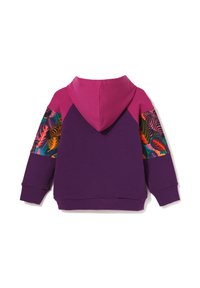 Fioletowa bluza z kapturem z różowymi akcentami i żywymi, wzorzystymi rękawami z motywem tropikalnych liści. Miękki materiał, kangurka, ściągacze na rękawach.